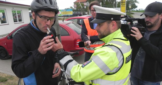 Tento cyklista odjel z místa kontroly u Tvarožné s čistým štítem.