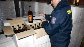 Policie našla ve skladu na Pelhřimovsku 1,2 milionu litrů nelegálního chlastu (ilustrašní foto)