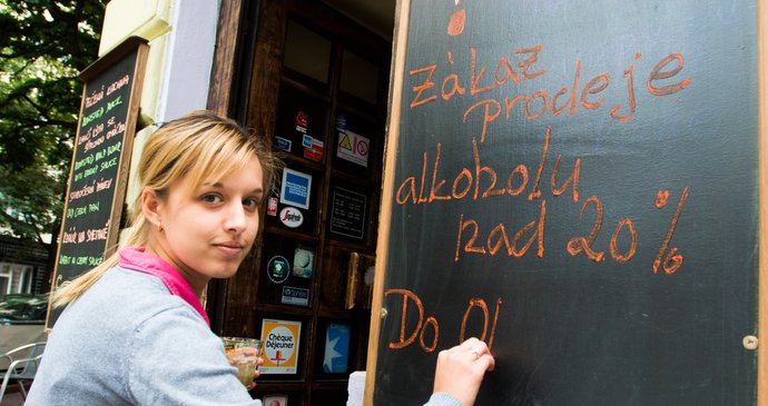 Lýdie Horáčková (20) z baru Hlučná samota musela vyklidit půlku poliček s tvrdým chlastem.