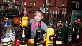 Lýdie Horáčková (20) z baru Hlučná Samota ukazuje, jaký alkohol smí prodávat.