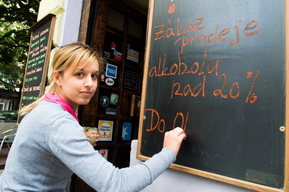 Lýdie Horáčková (20) z baru Hlučná samota musela vyklidit půlku poliček s tvrdým chlastem.