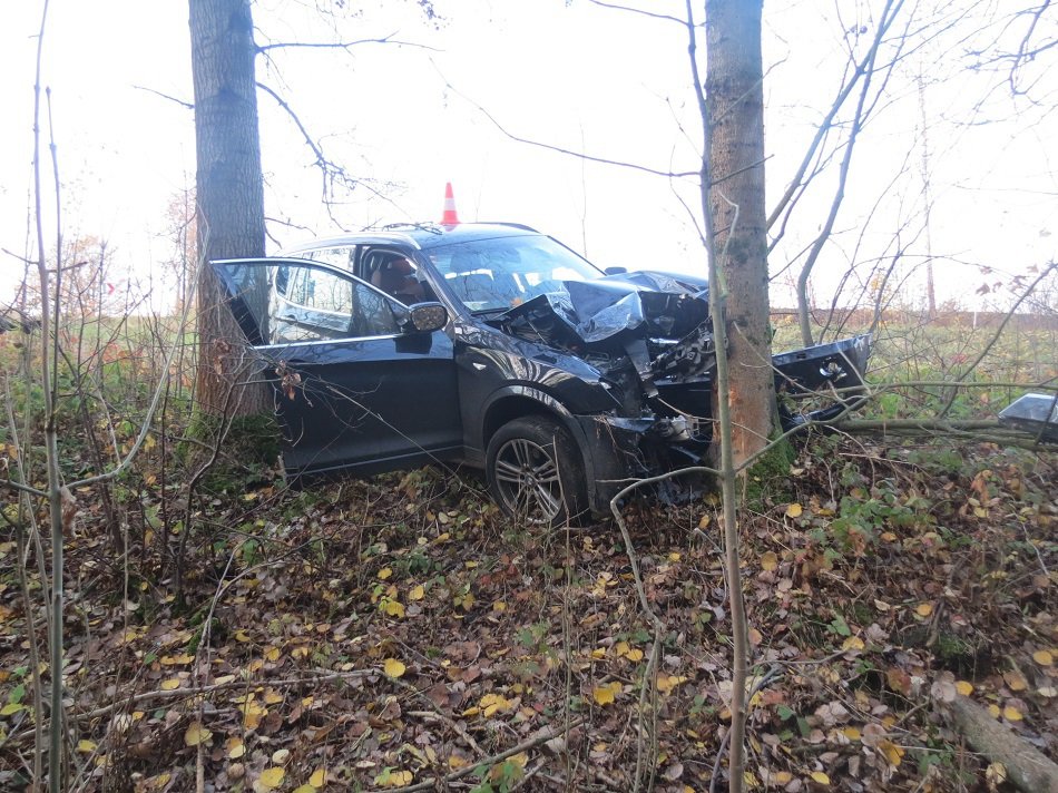 Opilec nezvládl u Vrchlabí zatáčku: Auto sešrotoval o strom a těžce zranil spolujezdkyni