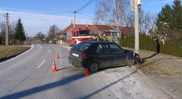 Řidič narazil na Kroměřížsku do sloupu. Po nehodě nadýchal přes tři promile.