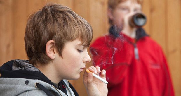 Dostat se k alkoholu a cigaretám je velmi snadné, myslí si většina mladých