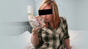 Dívka (16) sama vypila lahev vodky a opilá se válela po ulici