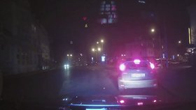 Nejdřív vypadl z auta, pak ho museli policisté přidržovat: Opilý řidič z Ústí nadýchal téměř 3 promile.