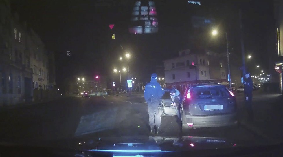 Nejdřív vypadl z auta, pak ho museli policisté přidržovat: Opilý řidič z Ústí nadýchal téměř 3 promile.
