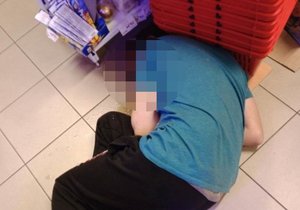 Muž (27) měl v dechu 5,04 promile alkoholu. Usnul mezi regály v obchodě.