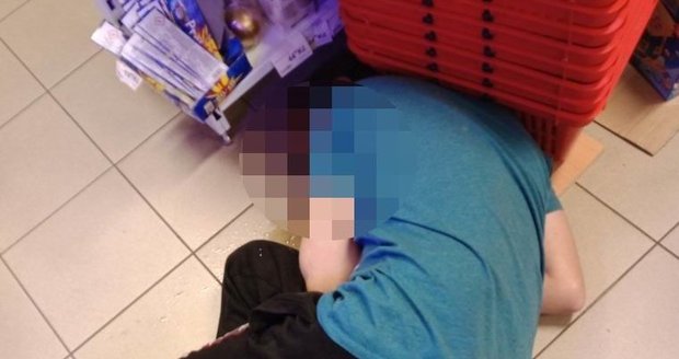 Muž (27) měl v dechu 5,04 promile alkoholu. Usnul mezi regály v obchodě.