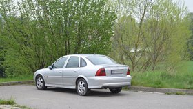 Martinův opuštěný automobil stojí od události stále na parkovišti před domem, kde muž s rodinou žije.