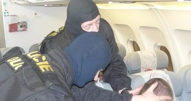 Policisté museli čtyři opilé Čechy z letadla vyvést (ilustrační foto).