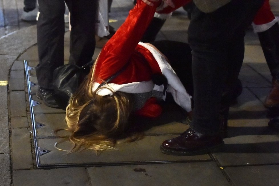 Angličtí opilci v ulicích o Vánocích 2019.