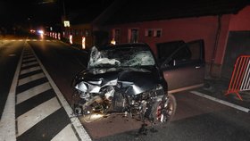 Mladý a opilý: Řidič v Plané nad Lužnicí přerazil sloup a motor nechal 200 metrů za sebou