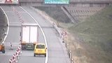Opilý kamioňák kličkoval po dálnici a srážel zábrany: Nadýchal 2,67 promile!