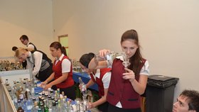 Studenti prestižní střední školy z Velkého Újezda měli při degustaci v Olomouci co dělat, aby stíhali nalévat vzorky pro degustátory