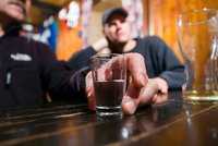 Další otrava pančovaným alkoholem: Muž (65) z Příbrami oslepl, bojuje o život