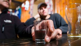 Neoznačený alkohol se vymstil šestici lidí z Ostravska. Dva na následky otravy zemřeli. (Ilustrační foto)