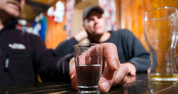 Neoznačený alkohol se vymstil šestici lidí z Ostravska. Dva na následky otravy zemřeli. (Ilustrační foto)