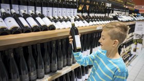 Děti podle průzkumu ochutnají alkohol už v 11 letech, nejčastěji pak doma (ilustrační foto).
