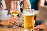 Kalorie schované v alkoholu překvapí: Kolik kroků udělat, abyste je vychodili?