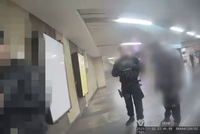 Zásah v metru na Můstku: Trojice opilých lidí kladla odpor, strážníci museli použít sílu