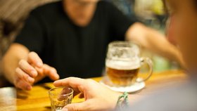 Od minulého pátku v Česku platí alkoholová prohibice. Tvrdý alkohol museli prodejci stáhnout z regálů a poliček.