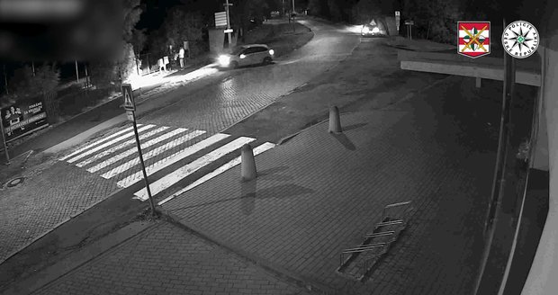 Mladíky vylepující plakáty minula opilá řidička (51) doslova o fous.