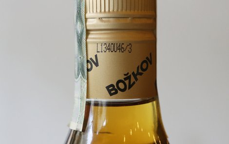 Než si loknete, důkladně si láhev prohlédněte! Na láhvi je uvedeno číslo šarže L134OU46/3. Po písmenu »L« následuje jednička, nápoj byl vyroben v roce 2011. Je tedy v pořádku.