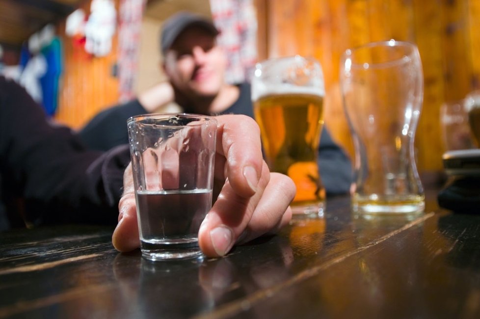 Pití vodky s energetickými nápoji zvyšuje výrazně riziko zranění.