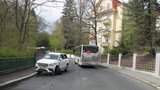 Opilá babička se v Karlových Varech srazila s autobusem: V autě měla navíc své vnouče!