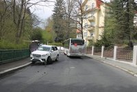 Opilá babička se v Karlových Varech srazila s autobusem: V autě měla navíc své vnouče!