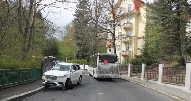 Opilá babička se v Karlových Varech srazila s autobusem: V autě měla navíc své vnouče!