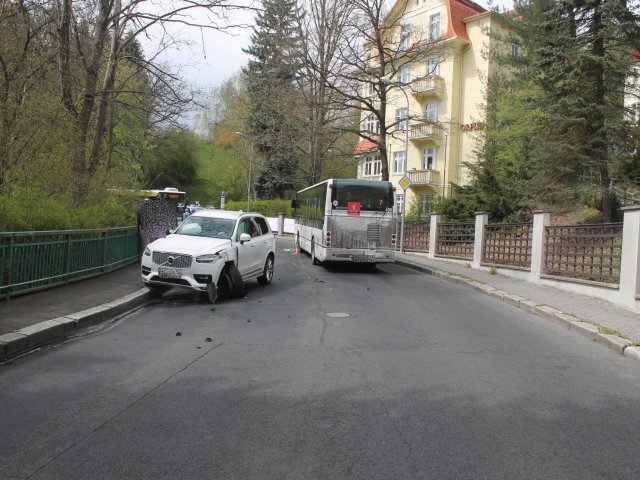 Opilá babička se v Karlových Varech srazila s autobusem: V autě měla navíc své vnouče!