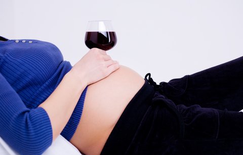 Těhotné ženy mohou pít kávu i alkohol! Tvrdí to nová kniha