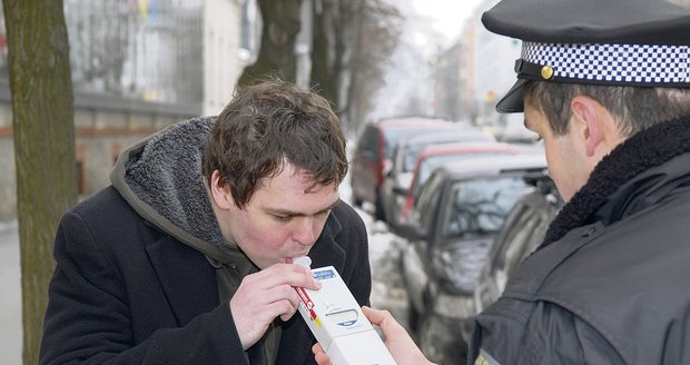 Polák sedl za volant opilý: Přístroji na něj nestačila stupnice