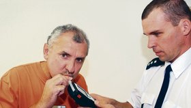 Reportér Blesku pod dohledem policie vyzkoušel na vlastní kůži, kolik nadýchá po zkonzumování potravin a přípravků obsahujících alkohol