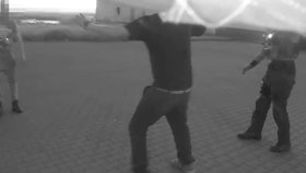 Opilý recidivista si na staršího bratra vzal sekáček na maso