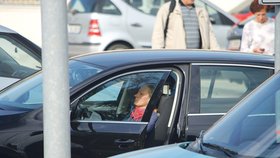 Auto věrné ženy stálo na parkovišti u brněnské vazební věznice