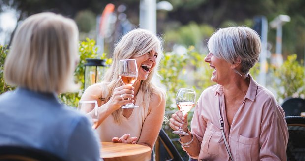 Ženy dotahují muže úplně ve všem. Bohužel i v pití alkoholu, varuje adiktoložka