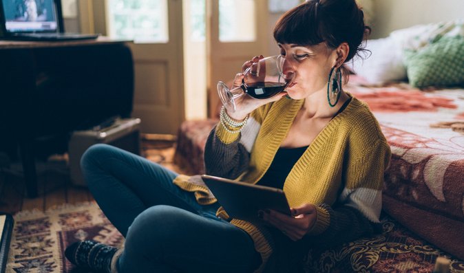 Mezi závislostmi vede kouření, následuje alkohol a hned po něm léky a drogy