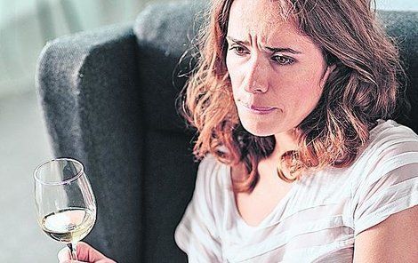Alkohol je v některých případech pro ženu jedinou odměnou a pomocníkem k usnutí
