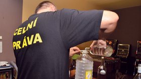 Celníci včera na Přerovsku odebírali vzorky alkoholu. Nevynechali ani motorest Osečanka, odkud byly dvě oběti.