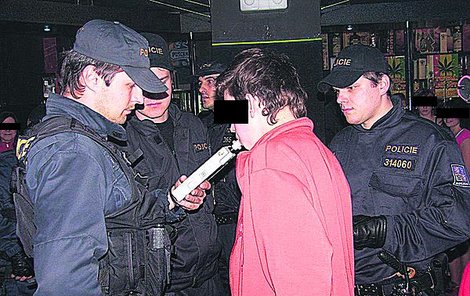 Policisté během sobotní noci provedli razii v pražských barech a restauracích, při níž objevili 17 nezletilých pod vlivem alkoholu.