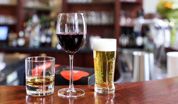 Pozor si dejte na alkohol, hlavně červené víno, pivo a destiláty.