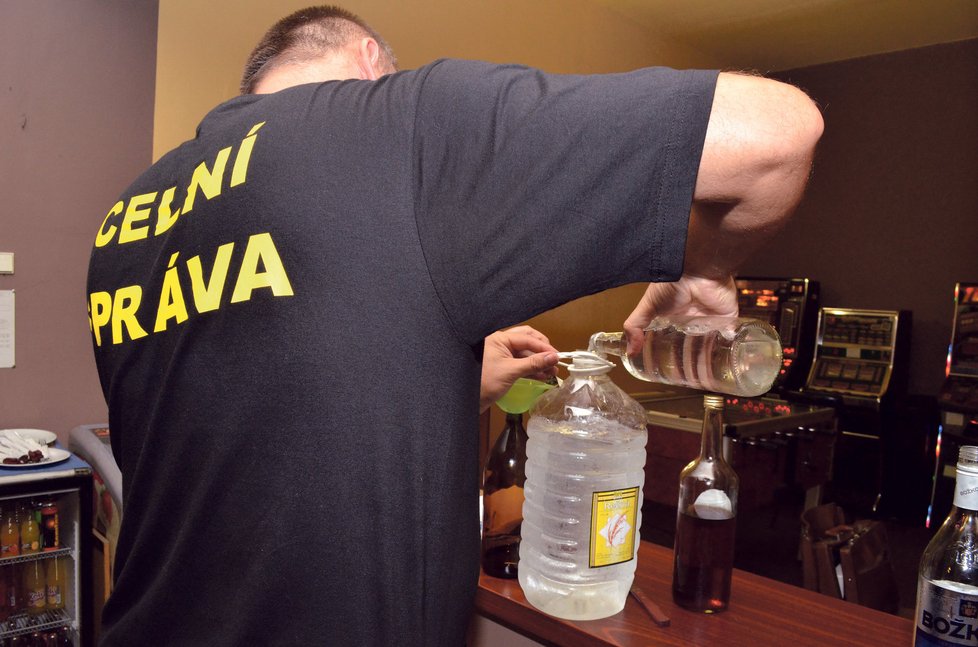 Celní správa kontroluje podezřelý alkohol na Přerovsku, kde již také došlo k úmrtím po otravách metylalkoholem