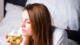 Každá desátá žena navíc pije alkohol způsobem, který může ohrozit její zdraví.