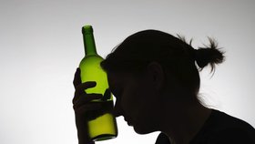 Češi kvůli pandemii tráví dny pod vlivem alkoholu a prášků více než dřív