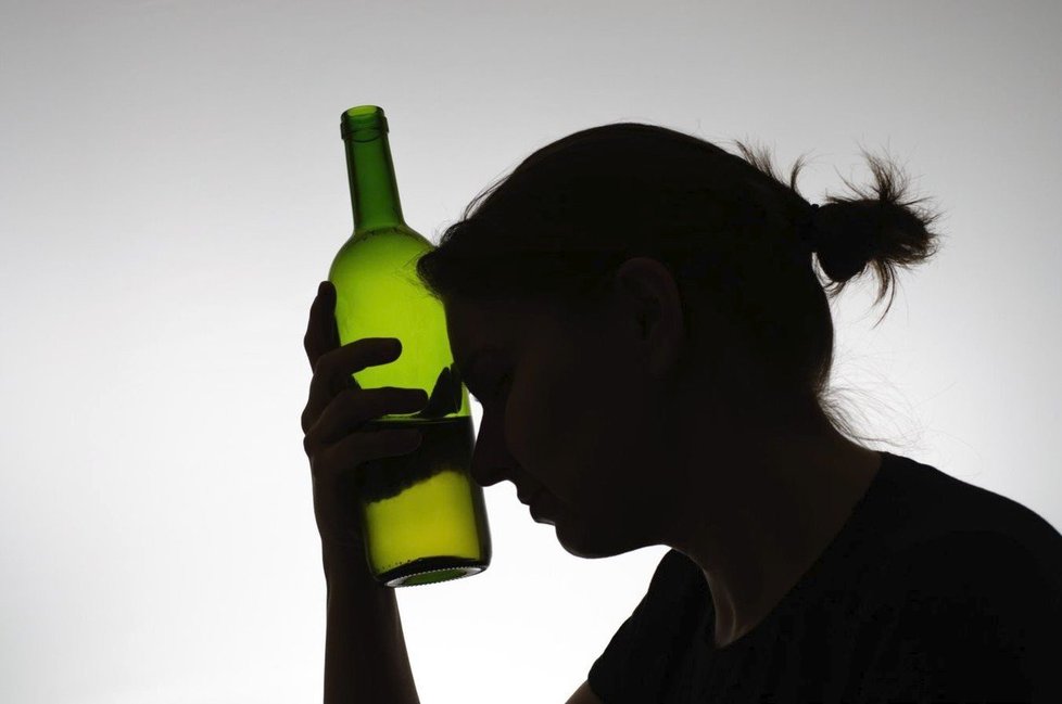 Alkoholismus žen je velký problém.