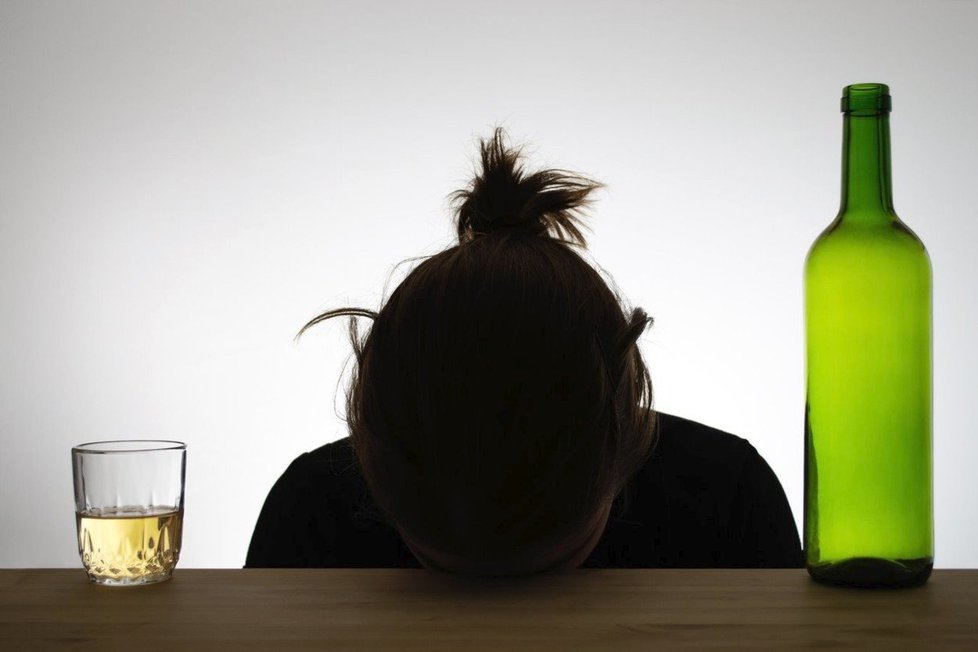 Češi kvůli pandemii tráví dny pod vlivem alkoholu a prášků více než dřív