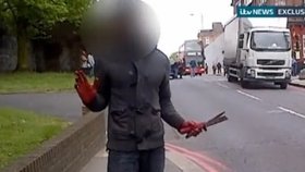 Muž se sekáčkem v ruce vyhrožuje Britům na kameru